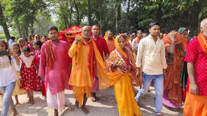 सुगौली: महावीर गंज बाजार मनोकामना माई दूर्गा पूजा समिति ने निकाली भव्य डोला यात्रा