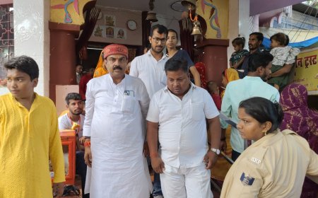 सुगौली: पूजा की रही धूम, पूजा पंडालों में उमड़ी श्रद्धालुओं की भीड़