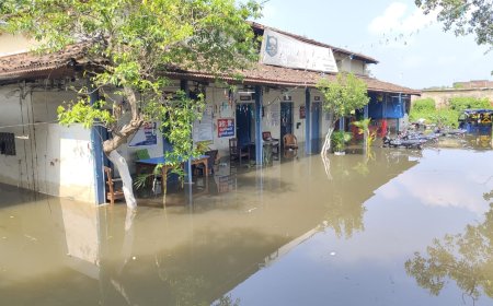 सुगौली: थाना बाढ़ के पानी में डूबा,पुलिस ने नहीं छोड़ा मोर्चा