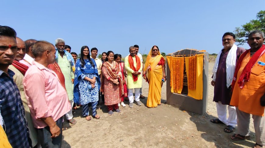 सुगौली: पंचायत सरकार भवन और विवाह मंडप का शिलान्यास