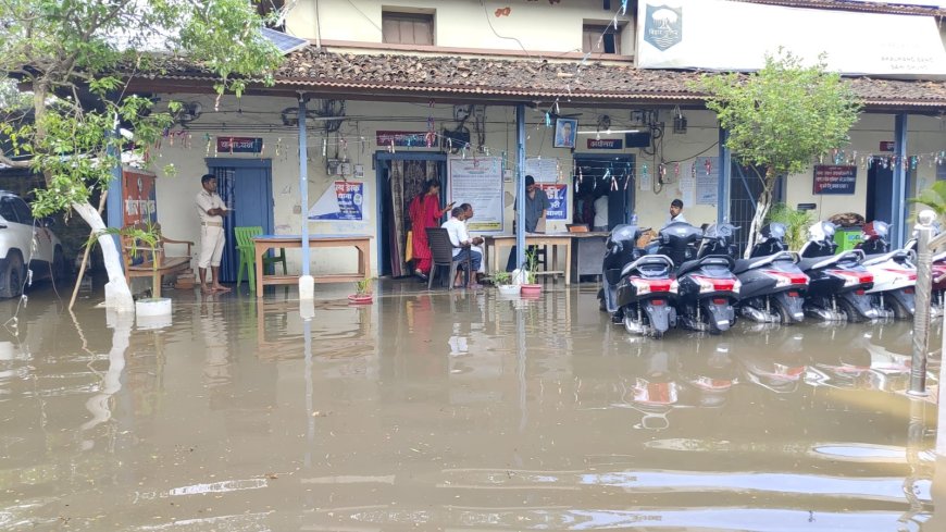 सुगौली: सिकरहना नदी में बढ़ा जलस्तर,  थाना परिसर में घुसा बाढ़ का पानी