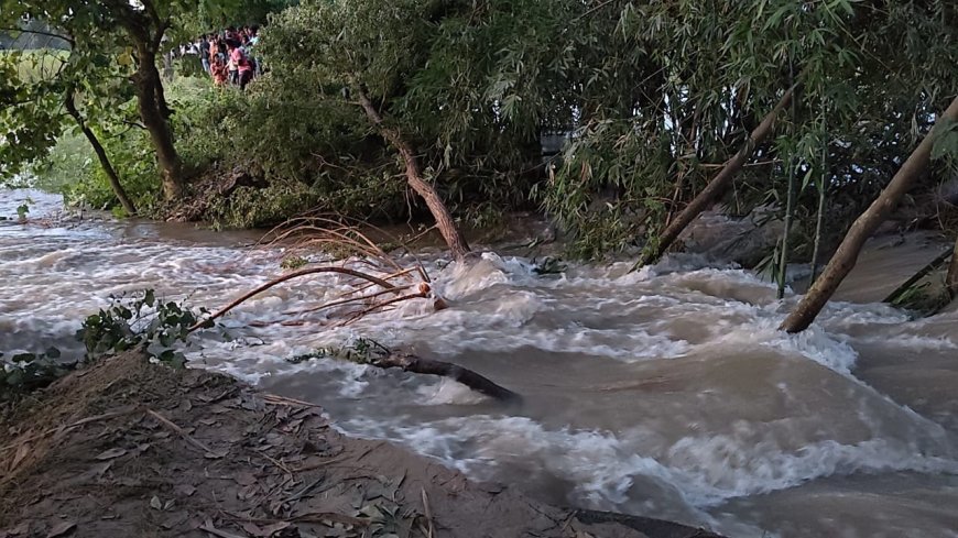 सुगौली: भवानीपुर मठ के समीप सिकरहना नदी का रिंग बांध टूटा, कई गांवों में घुसा पानी