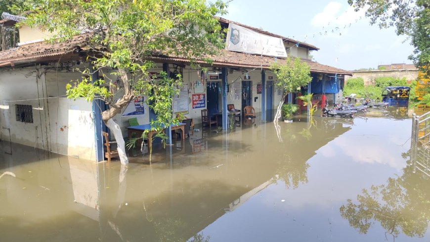 सुगौली: थाना बाढ़ के पानी में डूबा,पुलिस ने नहीं छोड़ा मोर्चा