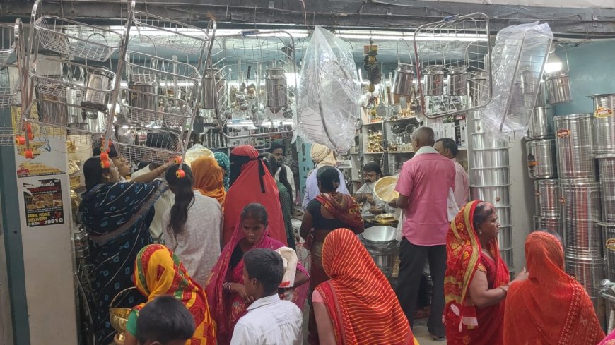 सुगौली: धनतेरस पर सुगौली बाजारों में उमड़ी अपार भीड़