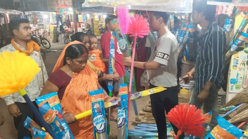 सीतामढ़ी :- धनतेरस की चमक से रोशन बाजार, ग्राहकों ने जमकर की खरीदारी