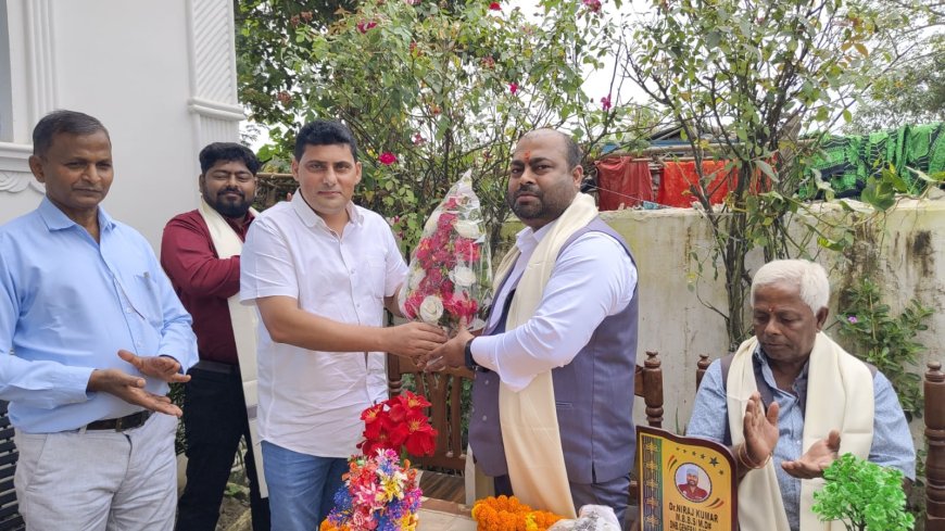 सुगौली: सुगौली के लाल डॉ. नीरज कुमार को मिला सम्मान, ग्रामीणों ने जताया गर्व