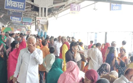 सीतामढ़ी :~ सीतामढ़ी रेलवे स्टेशन से गुजरने वाली सभी अप और डाउन ट्रेन घंटों लेट से यात्री परेशान