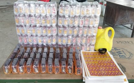 सीतामढ़ी :- बाजपट्टी के बनगांव बाजार में हुई छापेमारी, बजाज कंपनी की स्टिकर, गैलन में रखा केमिकल खाली बोतल पुलिस ने किया बरामद