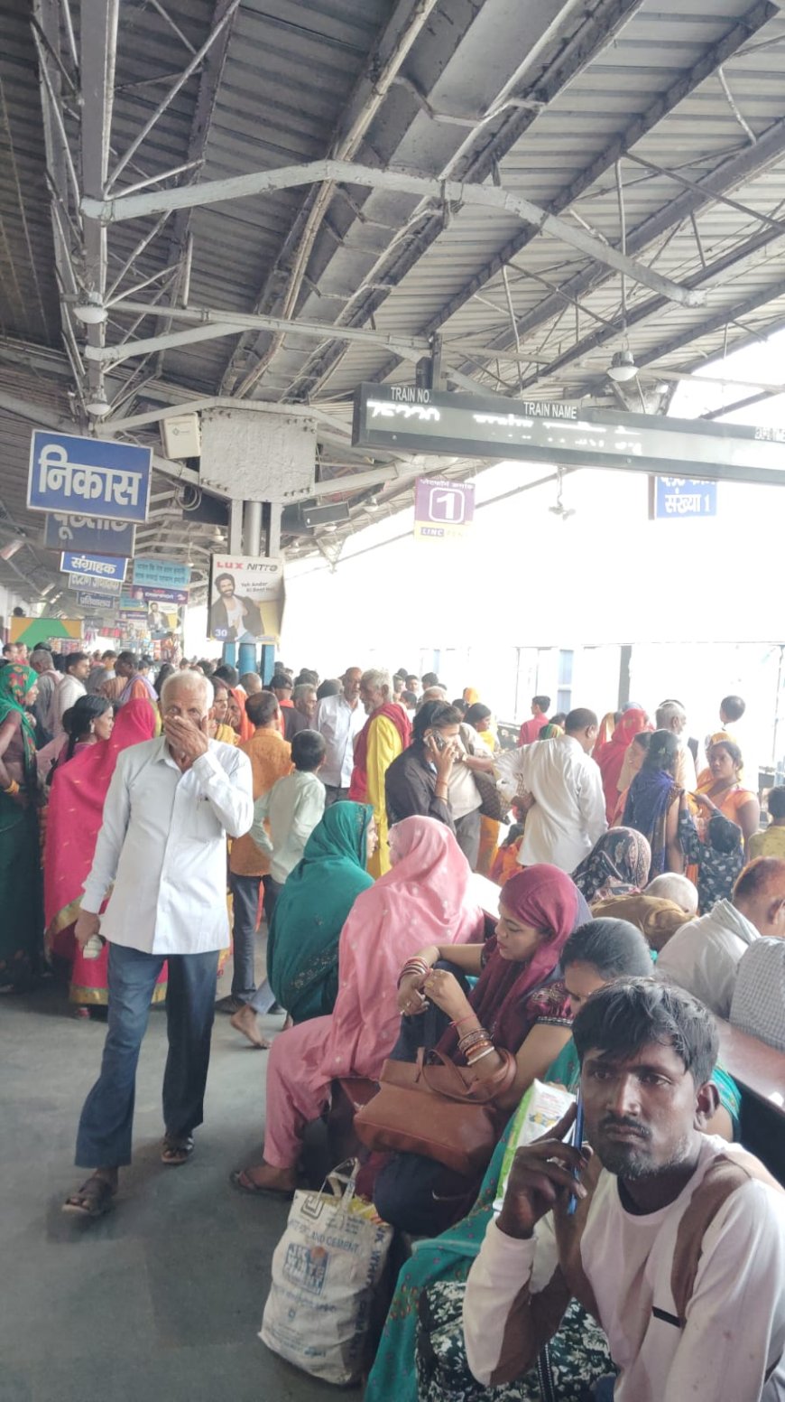 सीतामढ़ी :~ सीतामढ़ी रेलवे स्टेशन से गुजरने वाली सभी अप और डाउन ट्रेन घंटों लेट से यात्री परेशान