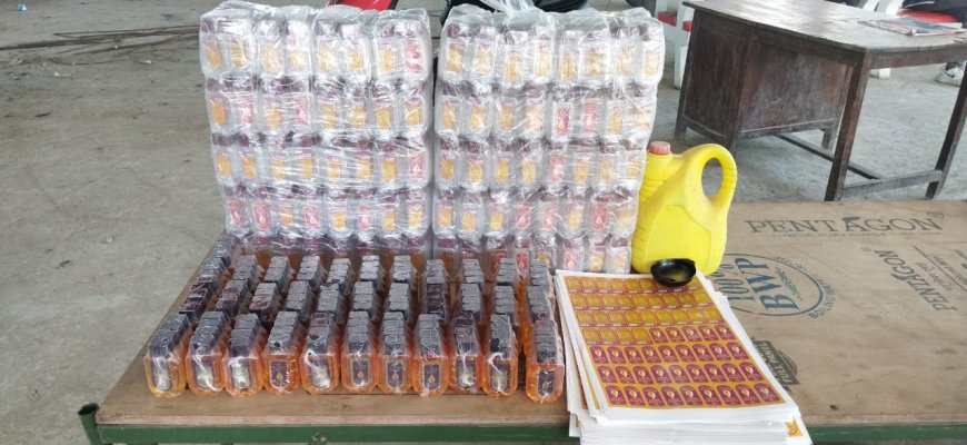 सीतामढ़ी :- बाजपट्टी के बनगांव बाजार में हुई छापेमारी, बजाज कंपनी की स्टिकर, गैलन में रखा केमिकल खाली बोतल पुलिस ने किया बरामद