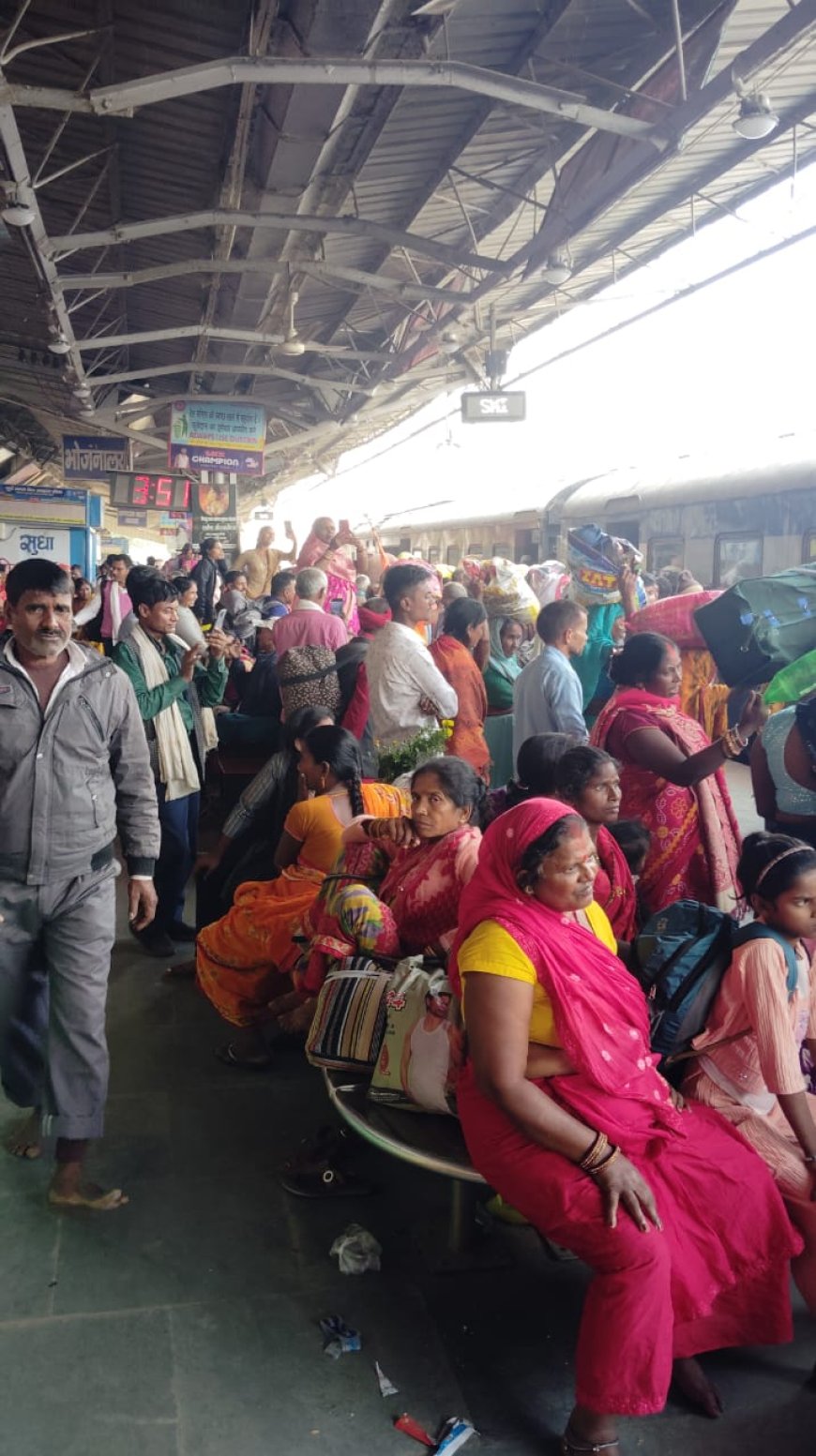 सीतामढ़ी :~ विवाह पंचमी समापन के बाद अपने घर जाने वाले श्रद्धालु भक्तों की स्टेशन पर उमरी भीड़, व्यवस्था में जुटे स्थानीय रेल प्रशासन