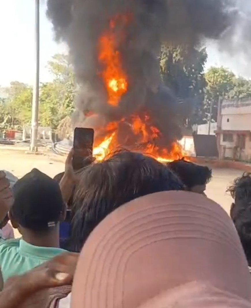 सीतामढ़ी :- स्टेशन परिसर में लगे आग से लाखों की पीबीसी पाइप जलकर स्वाहा, अग्नि शाम सेवा ने आग पर पाया काबू