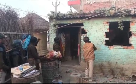 रामगढ़वा : हत्या कांड के फरार आरोपी के घर कुर्की, पुलिस की सख्त कार्रवाई