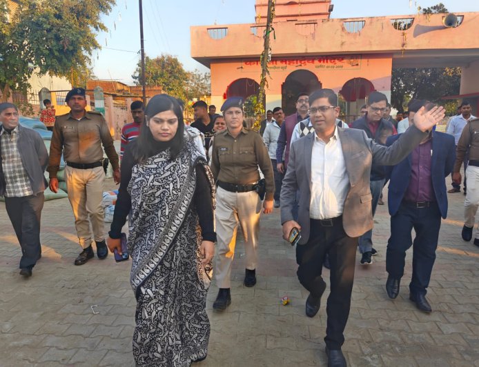 सीतामढ़ी :- डीएम का निरीक्षण,प्रखंड और अंचल कार्यालय में हड़कंप, लंबित आवेदनों को निपटाने का निर्देश