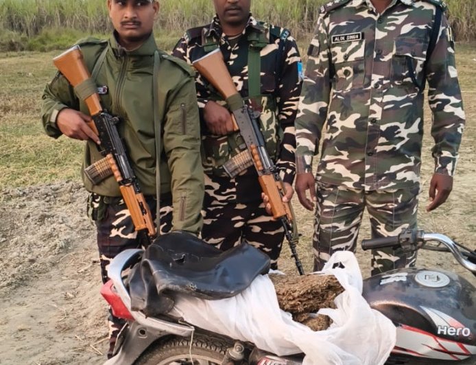 सीतामढ़ी :- एसएसबी की कार्रवाई में गांजा के साथ एक बाइक जप्त,तस्कर भागने में कामयाब