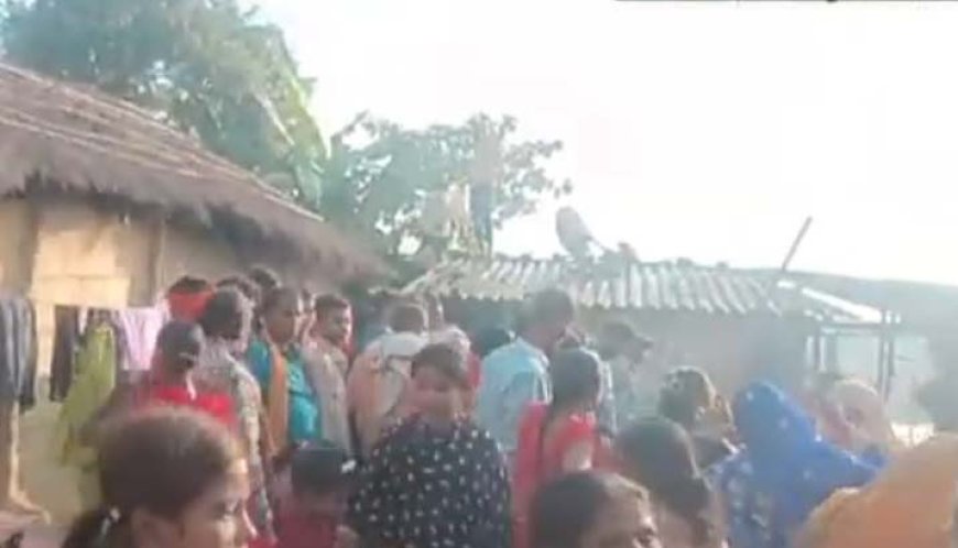 रामगढ़वा : बिजली शॉर्ट सर्किट से लगी आग, तीन मवेशी झुलसे, कपड़े समेत सामान जलकर राख