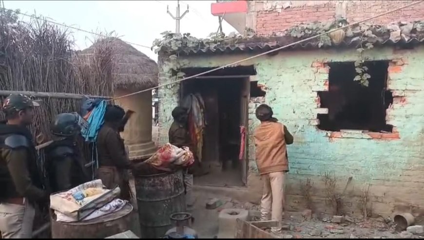 रामगढ़वा : हत्या कांड के फरार आरोपी के घर कुर्की, पुलिस की सख्त कार्रवाई