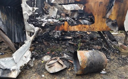 सीतामढ़ी:~ गैस सिलेंडर ब्लास्ट,दुकान और टेंपो जलकर खाक, लाखों की क्षति