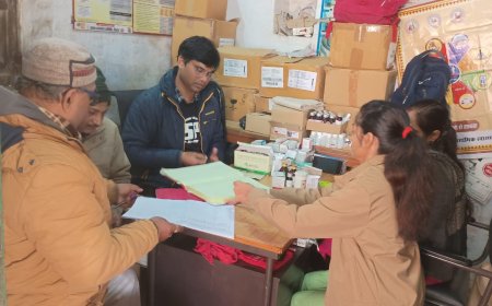 सीतामढ़ी :- अधिकारी द्वारा किया गया औचक निरीक्षण, कर्मियों में हड़कंप