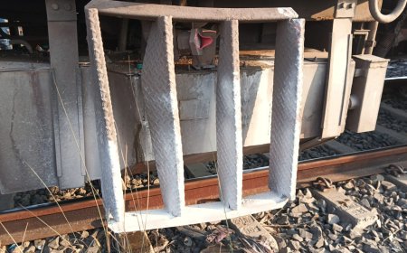 सीतामढ़ी :- ट्रेन की पायदान और प्लेटफार्म की रगड़ की आवाज से यात्री भयभीत, रोकी गई ट्रेन