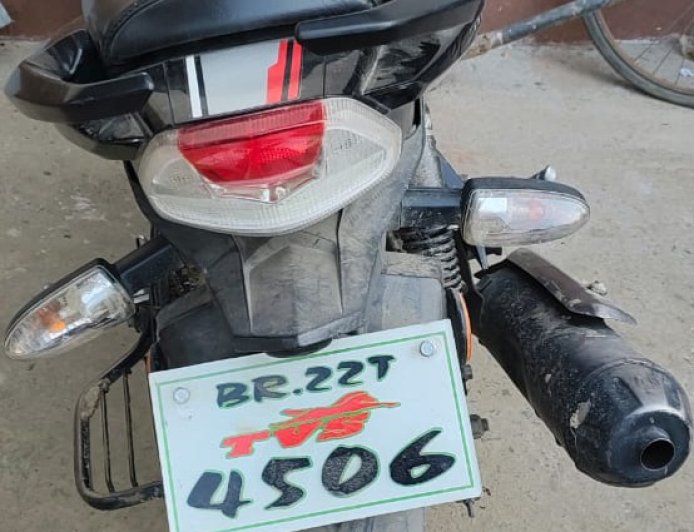 रामगढ़वा में पुलिस की बड़ी कार्रवाई, 60 लीटर देशी शराब व चोरी की बाइक जब्त, दो शराबी गिरफ्तार