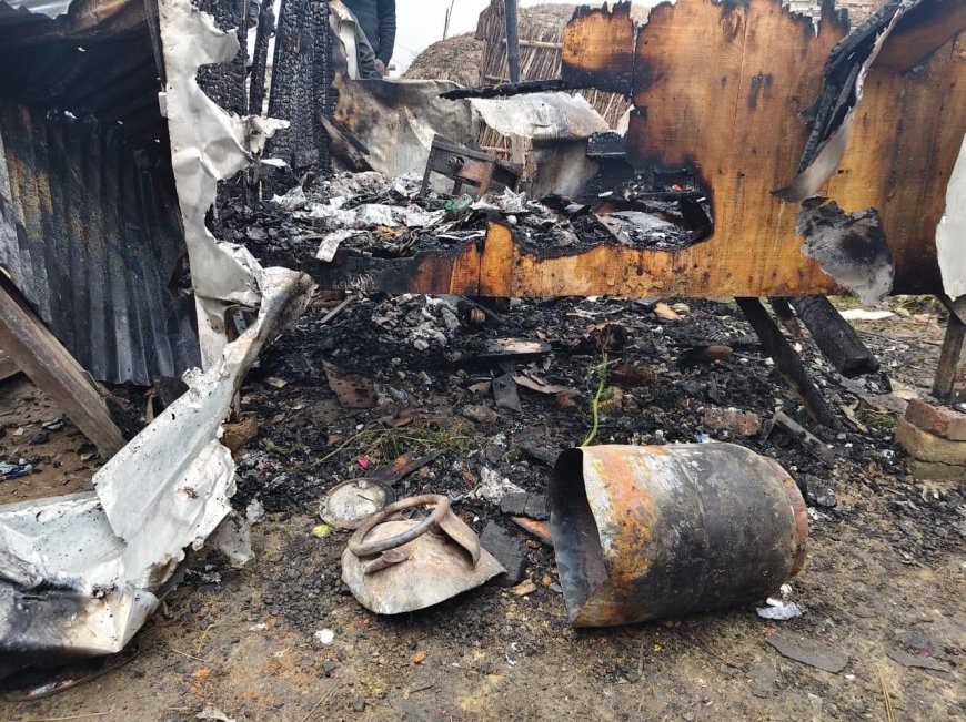 सीतामढ़ी:~ गैस सिलेंडर ब्लास्ट,दुकान और टेंपो जलकर खाक, लाखों की क्षति