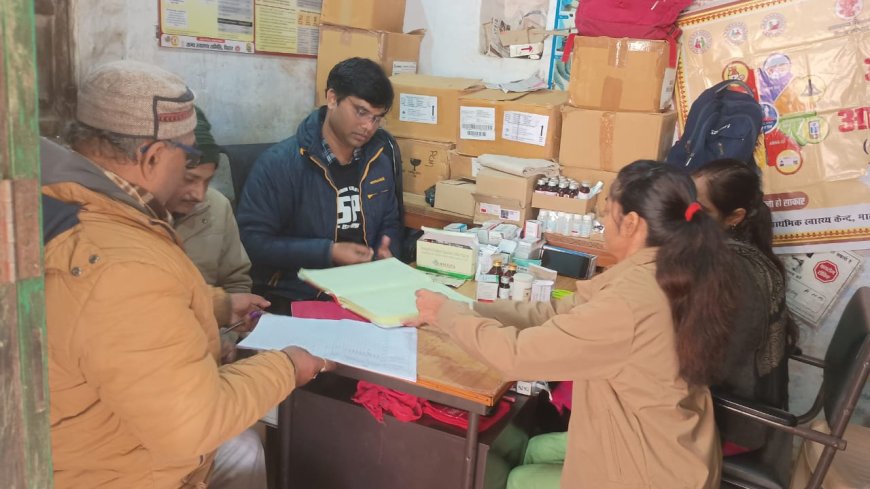 सीतामढ़ी :- अधिकारी द्वारा किया गया औचक निरीक्षण, कर्मियों में हड़कंप