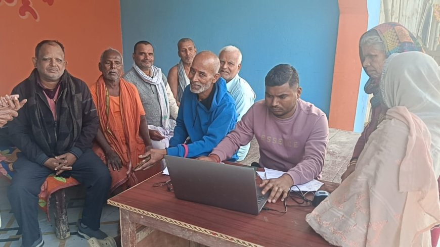 सीतामढ़ी :- किसान कार्ड बनवाने के लिए पंचायत भवन पर उमड़ी भीड़