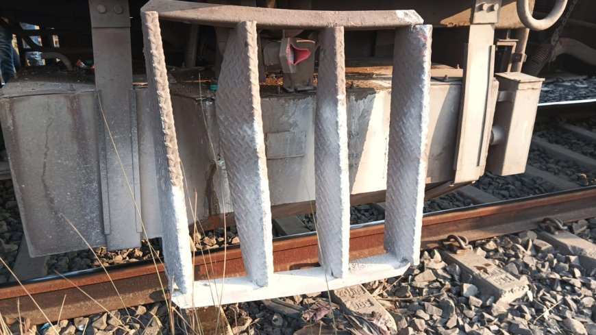 सीतामढ़ी :- ट्रेन की पायदान और प्लेटफार्म की रगड़ की आवाज से यात्री भयभीत, रोकी गई ट्रेन