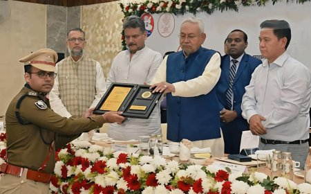 पूर्वी चम्पारण : बेहतर कार्यशैली के लिए एसपी स्वर्ण प्रभात को मुख्यमंत्री नीतीश कुमार ने किया सम्मानित