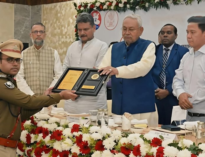 पूर्वी चम्पारण : बेहतर कार्यशैली के लिए एसपी स्वर्ण प्रभात को मुख्यमंत्री नीतीश कुमार ने किया सम्मानित