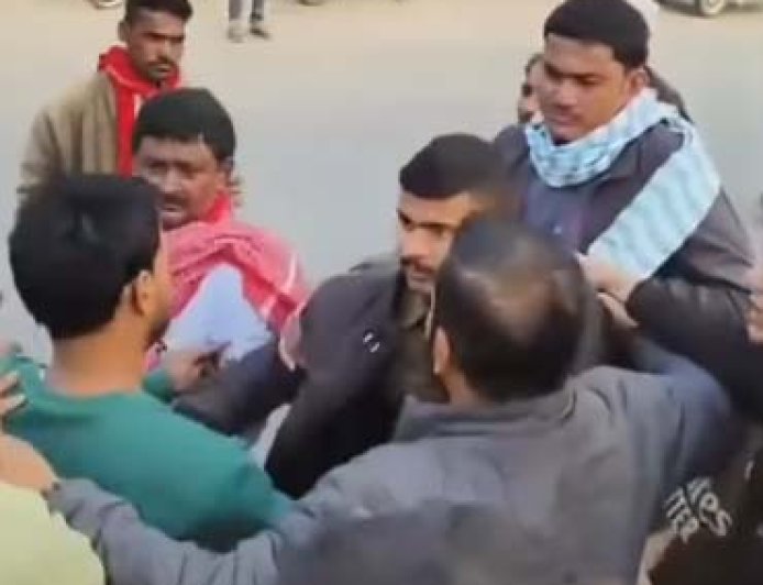 रामगढ़वा । रामगढ़वा : वर्दी का रौब, आधे दाम में मछली न देने पर दुकानदार की पिटाई, CCTV वीडियो वायरल