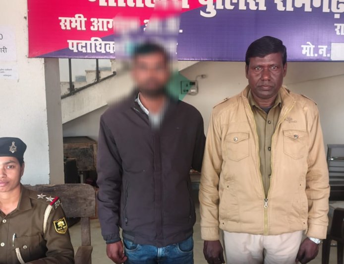 रामगढ़वा : हत्या के प्रयास के एक वांछित अभियुक्त को पुलिस ने किया गिरफ्तार