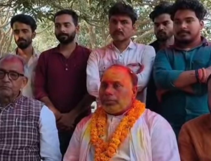 रामगढ़वा। जदयू के बबलू साह फिर दोबारा निर्विरोध हुएं प्रखंड अध्यक्ष, कार्यकर्ता व शुभचिंतकों ने दी बधाइयां