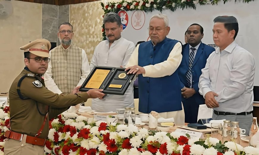 पूर्वी चम्पारण : बेहतर कार्यशैली के लिए एसपी स्वर्ण प्रभात को मुख्यमंत्री नीतीश कुमार ने किया सम्मानित