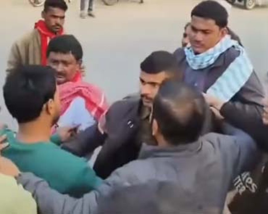 रामगढ़वा । रामगढ़वा : वर्दी का रौब, आधे दाम में मछली न देने पर दुकानदार की पिटाई, CCTV वीडियो वायरल