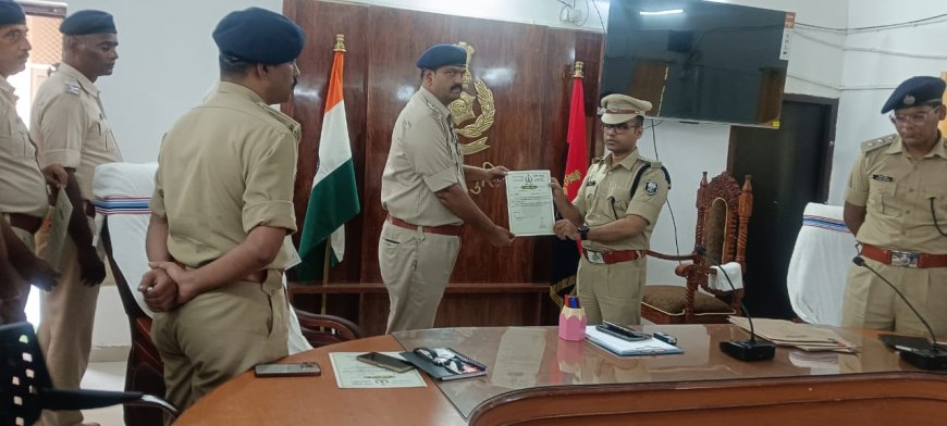 रामगढ़वा : बेहतर कार्य प्रदर्शन पर एसआई अजीत कुमार सिंह सम्मानित, एसपी ने दिया प्रशस्ति-पत्र