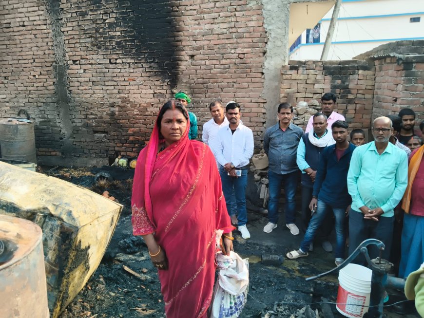 रामगढ़वा। पुरूषोत्तमपुर गांव में गैस रिसाव से भीषण आग, दो घरों की लाखों की संपत्ति राख