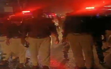 रामगढ़वा। होली को लेकर पुलिस का फ्लैग मार्च, डीजे व अश्लील गाना पर प्रतिबंध, शांति व सौहार्द की अपील, पियक्कड़ों पर पैनी नजर