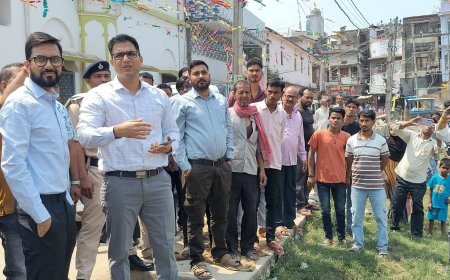 घोड़ासहन : दो पोखरों का जीर्णोद्धार और ऑडिटोरियम-सह-पुस्तकालय निर्माण की तैयारी तेज, डीएम ने किया निरीक्षण