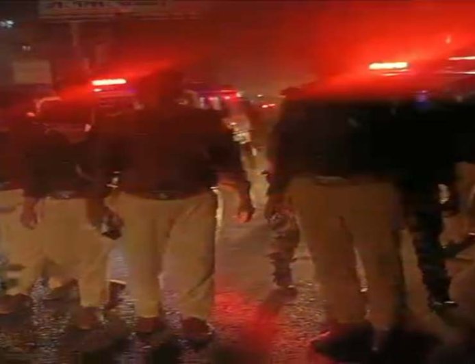 रामगढ़वा। होली को लेकर पुलिस का फ्लैग मार्च, डीजे व अश्लील गाना पर प्रतिबंध, शांति व सौहार्द की अपील, पियक्कड़ों पर पैनी नजर