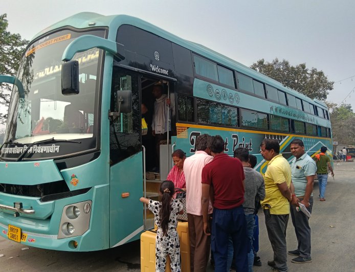 सीतामढ़ी :- होली समाप्त होते ही यात्रियों की पहली पसंद बनी सरकारी बस सेवा, बिचौलिए की वजह बनी यात्रियों की रेल से दूरी