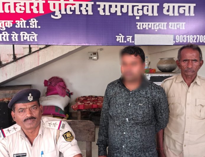 रामगढ़वा। आठवीं बार शराब के साथ कारोबारी गिरफ्तार