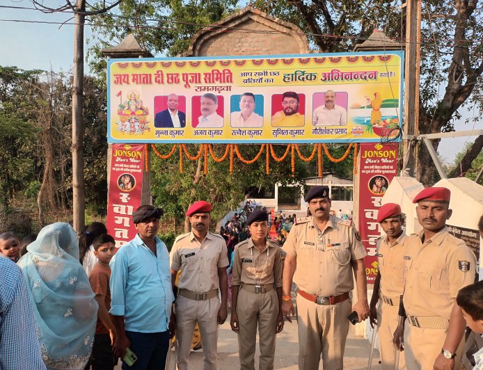 रामगढ़वा । छठव्रतियों द्वारा अस्ताचलगामी सूर्य भगवान भास्कर को अर्घ्य अर्पण के साथ ही बिहार का तीन दिवसीय लोक आस्था का महापर्व सम्पन्न