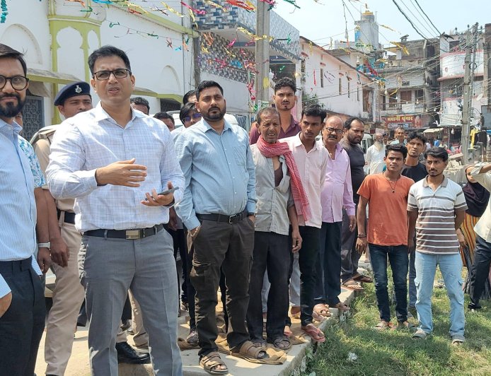 घोड़ासहन : दो पोखरों का जीर्णोद्धार और ऑडिटोरियम-सह-पुस्तकालय निर्माण की तैयारी तेज, डीएम ने किया निरीक्षण