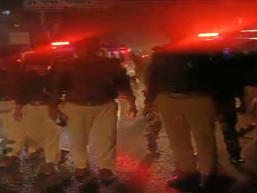 रामगढ़वा। होली को लेकर पुलिस का फ्लैग मार्च, डीजे व अश्लील गाना पर प्रतिबंध, शांति व सौहार्द की अपील, पियक्कड़ों पर पैनी नजर