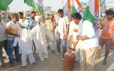 घोड़ासहन : कांग्रेस का जोरदार प्रदर्शन, गैस सिलेंडर की कीमतों पर फूटा गुस्सा, पीएम और पेट्रोलियम मंत्री का पुतला दहन