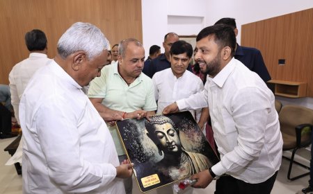 सीएम आवास पर JDU उपाध्यक्ष विशेष मुलाकात की: नीतीश कुमार को गौतम बुद्ध की प्रतिमा भेंट, विचारों से जुड़ा संदेश दिया