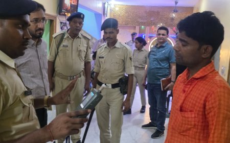 होटल सूर्या में प्रशासन की बड़ी छापेमारी, शराब के नशे में मैनेजर समेत तीन गिरफ्तार, कई बोतलें बरामद