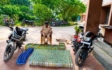 घोड़ासहन में चोरी की बाइक पर तस्करी का खेल बेनकाब, भारी मात्रा में नेपाली शराब बरामद